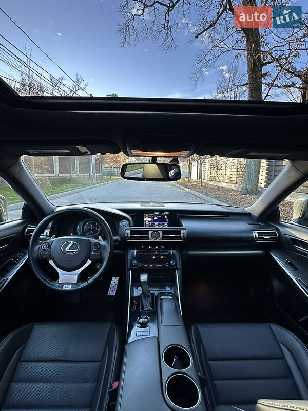Седан Lexus IS 2013 в Буче