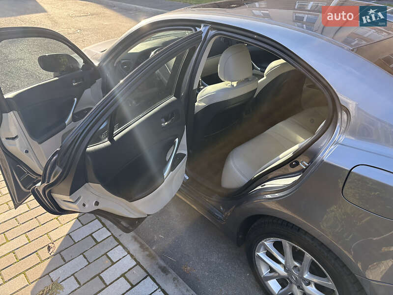 Седан Lexus IS 2012 в Львове