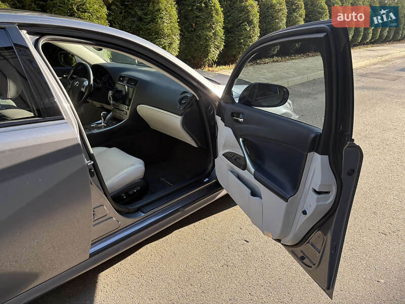 Седан Lexus IS 2012 в Львове