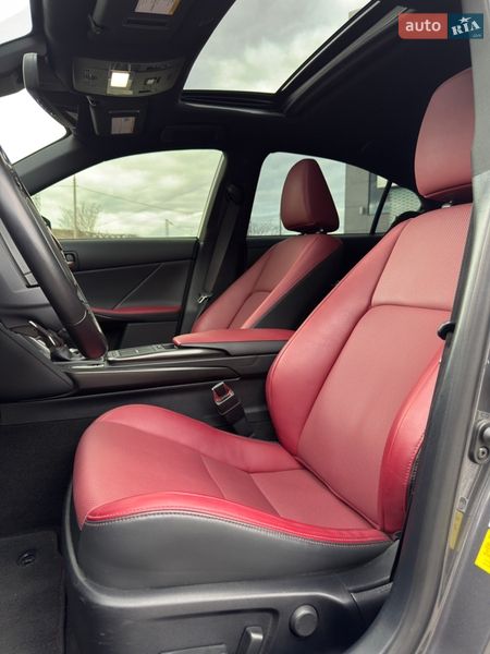 Седан Lexus IS 2023 в Одесі