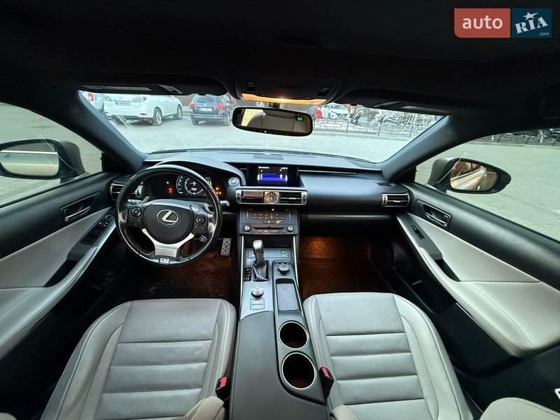 Седан Lexus IS 2015 в Коломиї