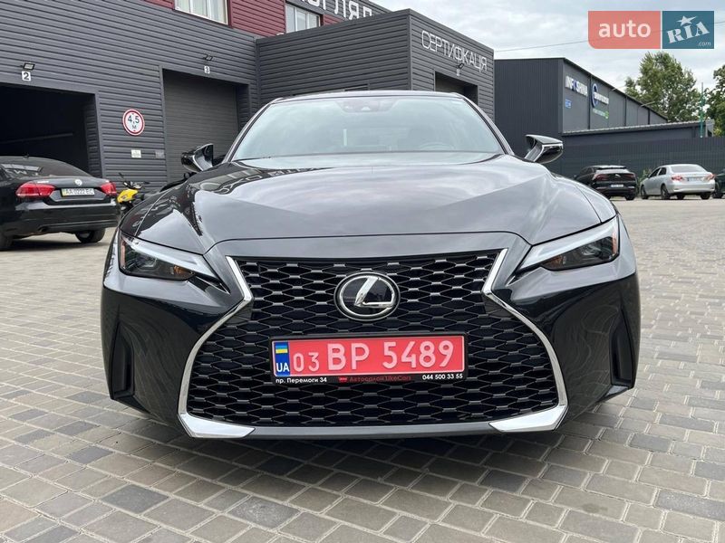 Lexus IS 2021