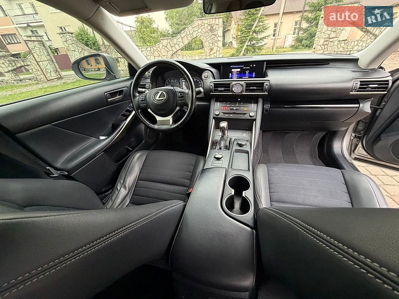 Седан Lexus IS 2017 в Калуше