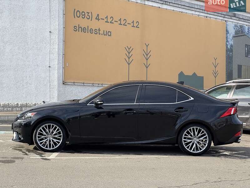Седан Lexus IS 2013 в Вышгороде