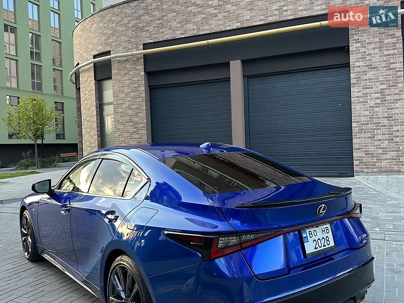 Седан Lexus IS 2022 в Львові