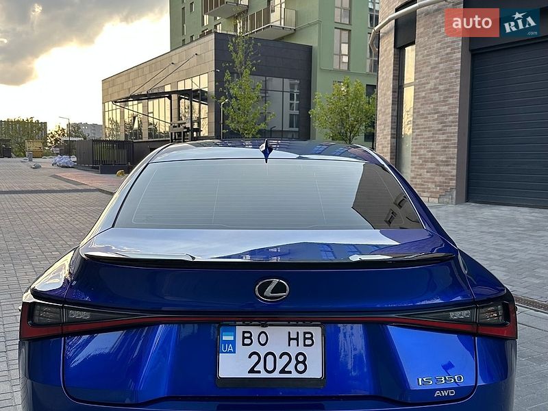 Седан Lexus IS 2022 в Львові
