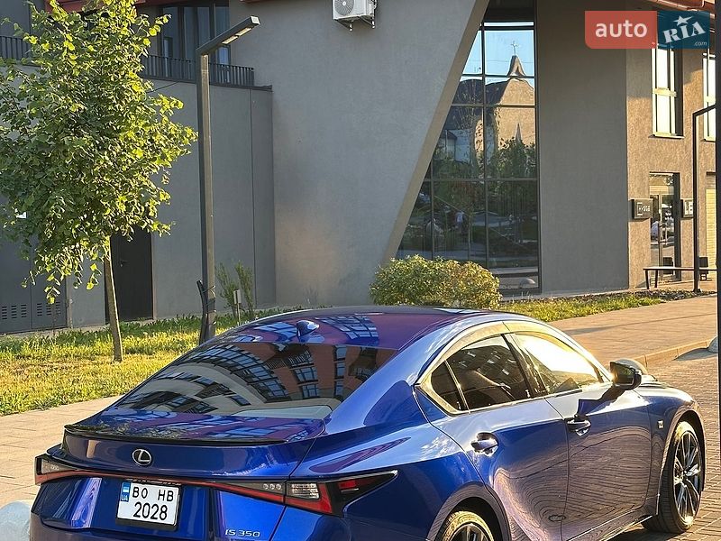 Седан Lexus IS 2022 в Львові