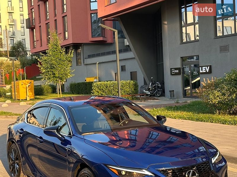 Седан Lexus IS 2022 в Львові