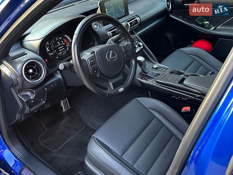 Седан Lexus IS 2022 в Львові