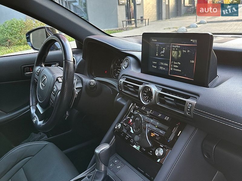 Седан Lexus IS 2022 в Львові