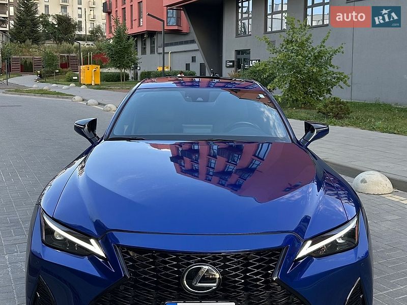 Седан Lexus IS 2022 в Львові