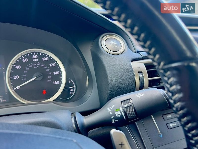 Седан Lexus IS 2015 в Киеве