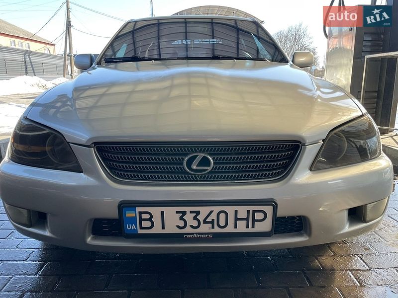 Седан Lexus IS 2000 в Миргороді
