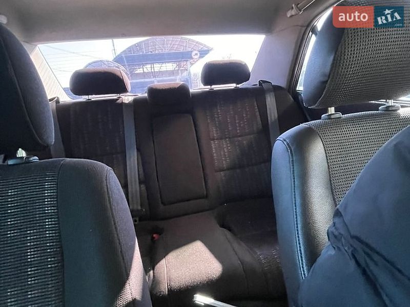 Седан Lexus IS 2000 в Миргороді