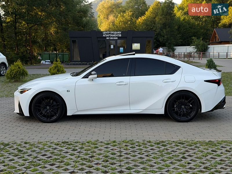 Седан Lexus IS 2023 в Сваляві
