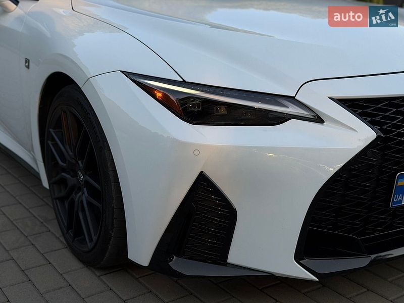 Седан Lexus IS 2023 в Сваляві