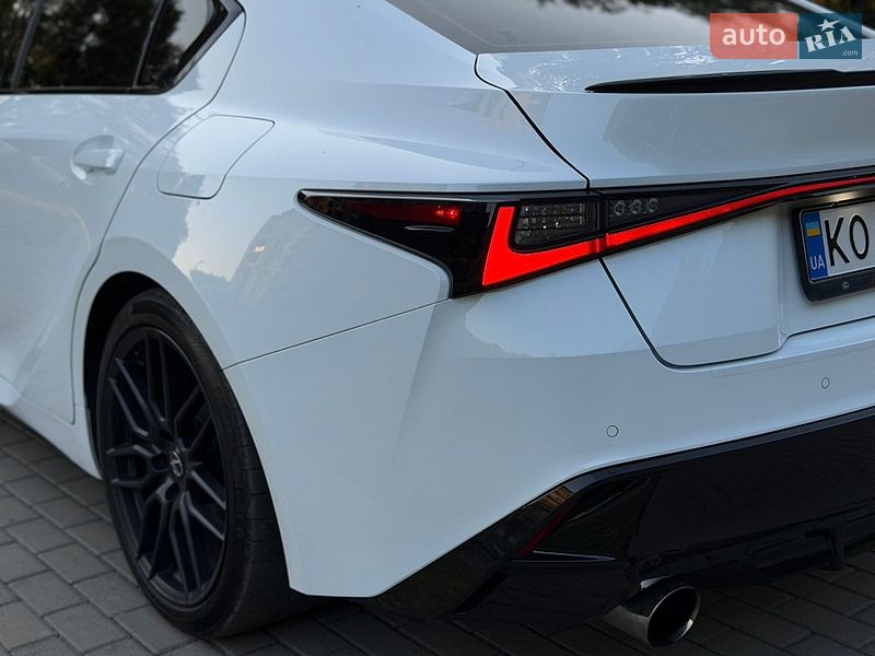 Седан Lexus IS 2023 в Сваляві