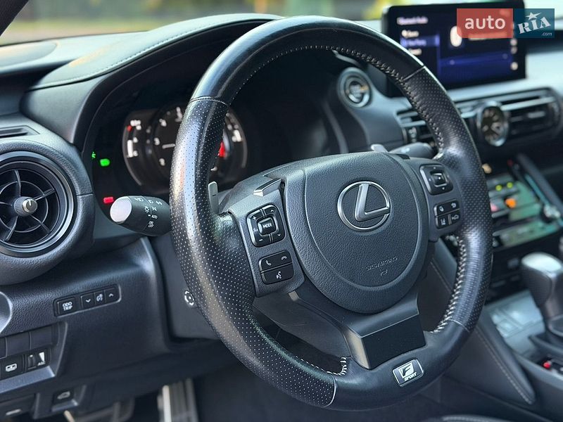 Седан Lexus IS 2023 в Сваляві