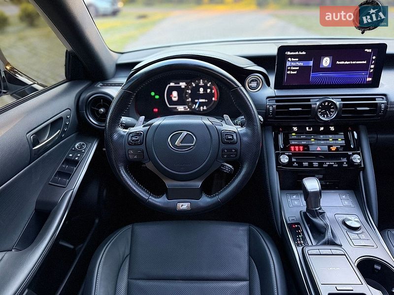 Седан Lexus IS 2023 в Сваляві