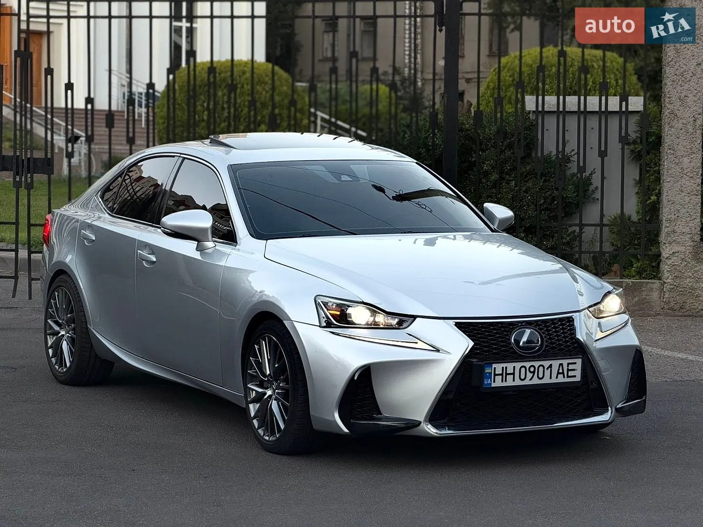 2017 Lexus IS - мініатюра 2