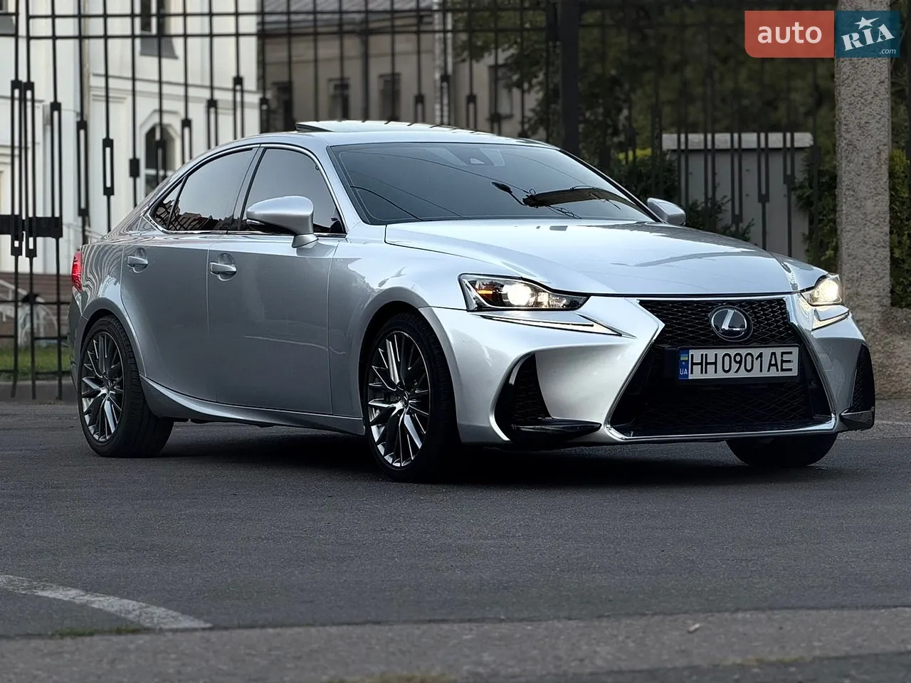 2017 Lexus IS - мініатюра 16