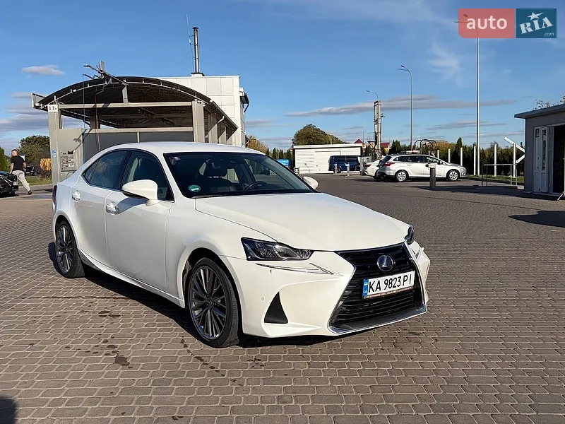 Lexus IS 2020