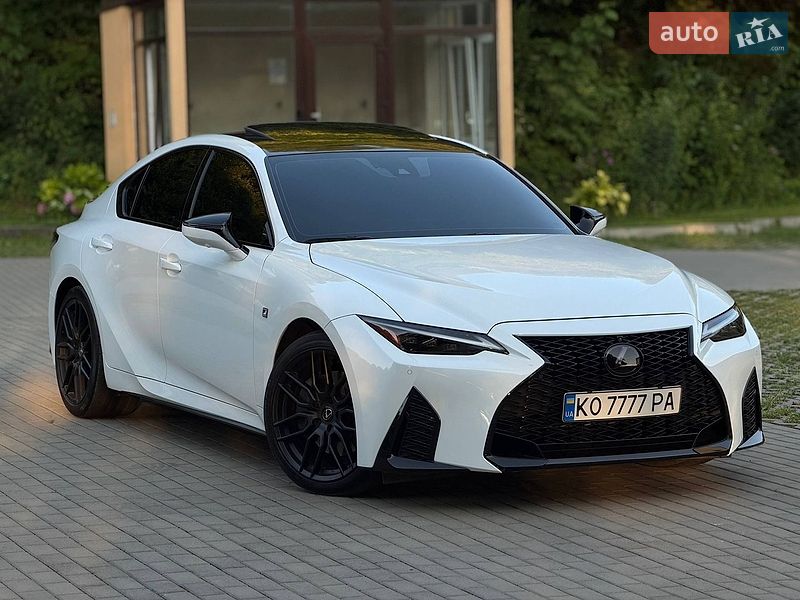 Седан Lexus IS 2023 в Сваляві