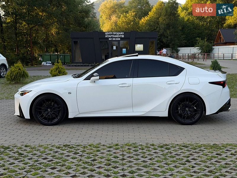 Седан Lexus IS 2023 в Сваляві