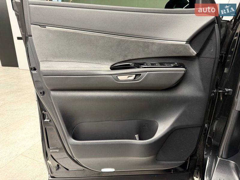 Мінівен Lexus LM 2025 в Києві