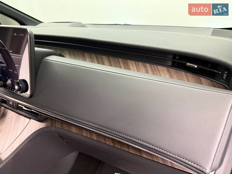 Мінівен Lexus LM 2025 в Києві