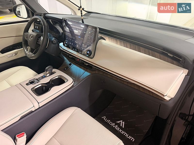 Мінівен Lexus LM 2025 в Києві