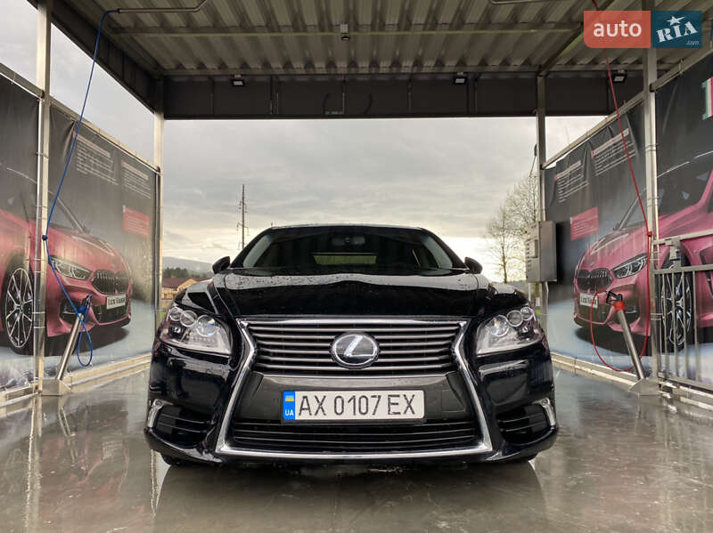 Седан Lexus LS 2014 в Иршаве