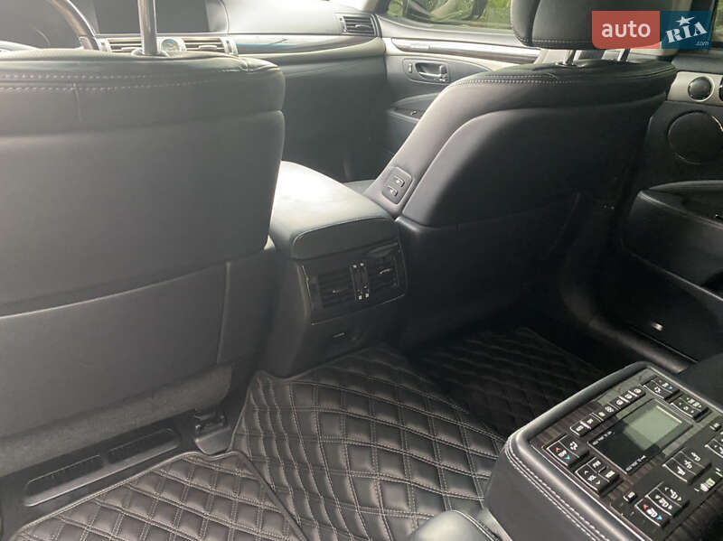 Седан Lexus LS 2014 в Иршаве