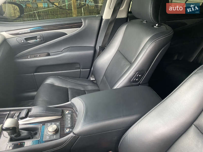 Седан Lexus LS 2014 в Иршаве