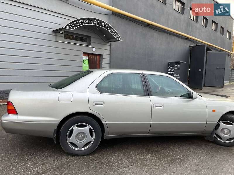 Седан Lexus LS 2000 в Дунаївцях