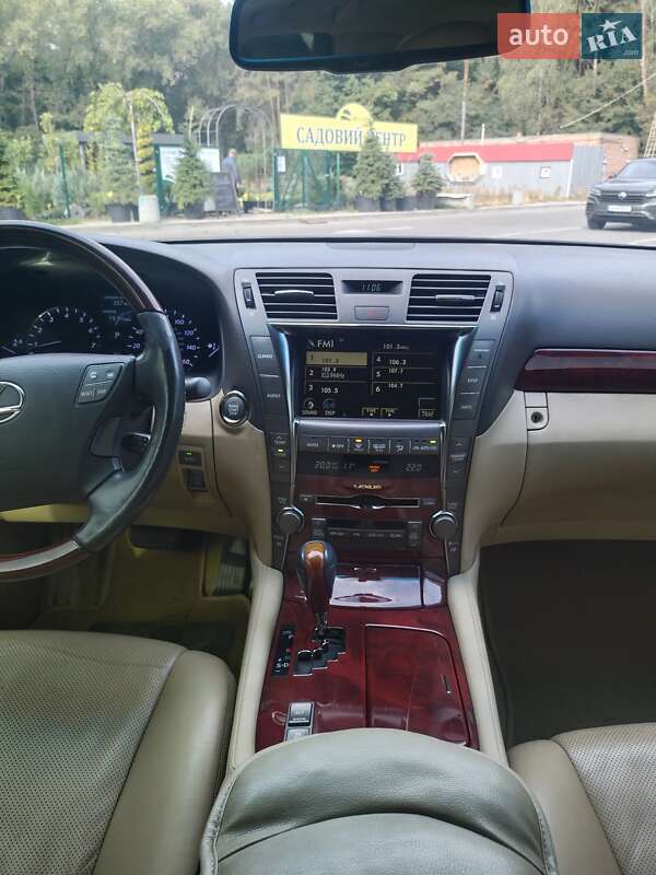 Седан Lexus LS 2008 в Чернігові