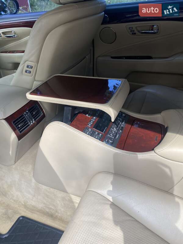 Седан Lexus LS 2007 в Косове