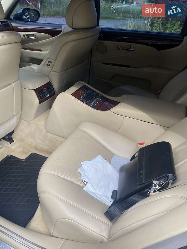 Седан Lexus LS 2007 в Косове