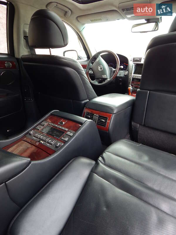 Седан Lexus LS 2007 в Нововолынске