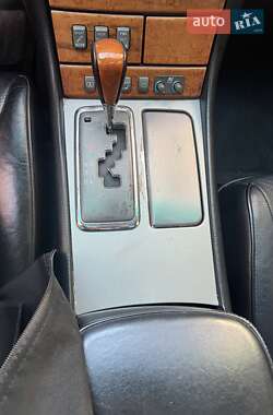 Седан Lexus LS 2000 в 