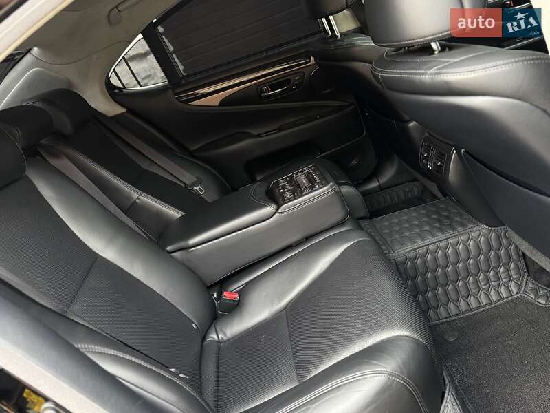 Седан Lexus LS 2013 в Львові