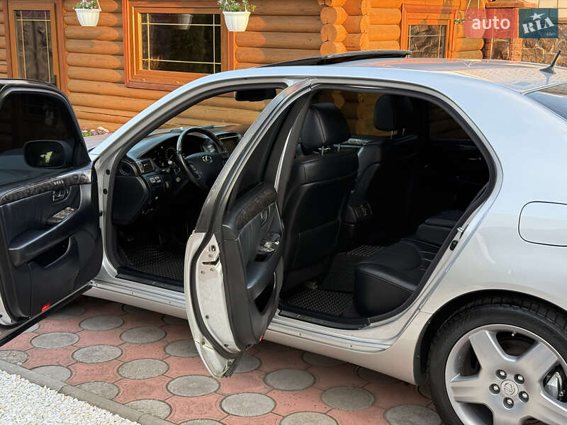 Седан Lexus LS 2004 в Вараше