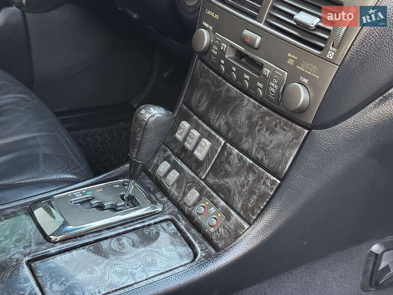 Седан Lexus LS 2004 в Вараше