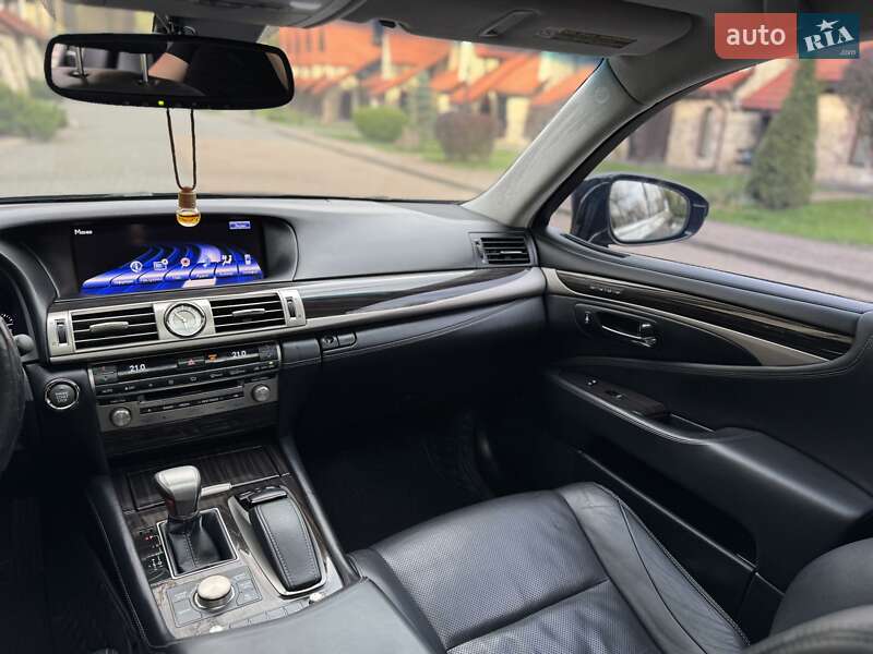 Седан Lexus LS 2013 в Львове