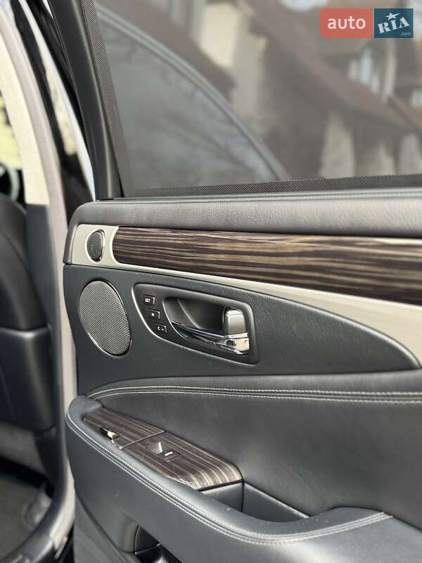 Седан Lexus LS 2013 в Львове