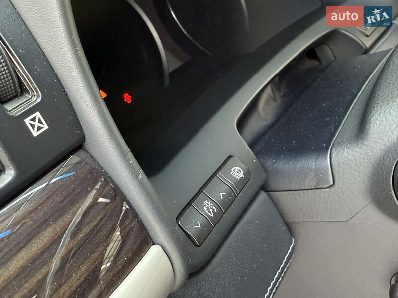 Седан Lexus LS 2013 в Львове