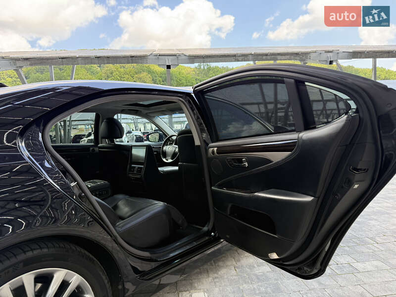 Седан Lexus LS 2013 в Львове