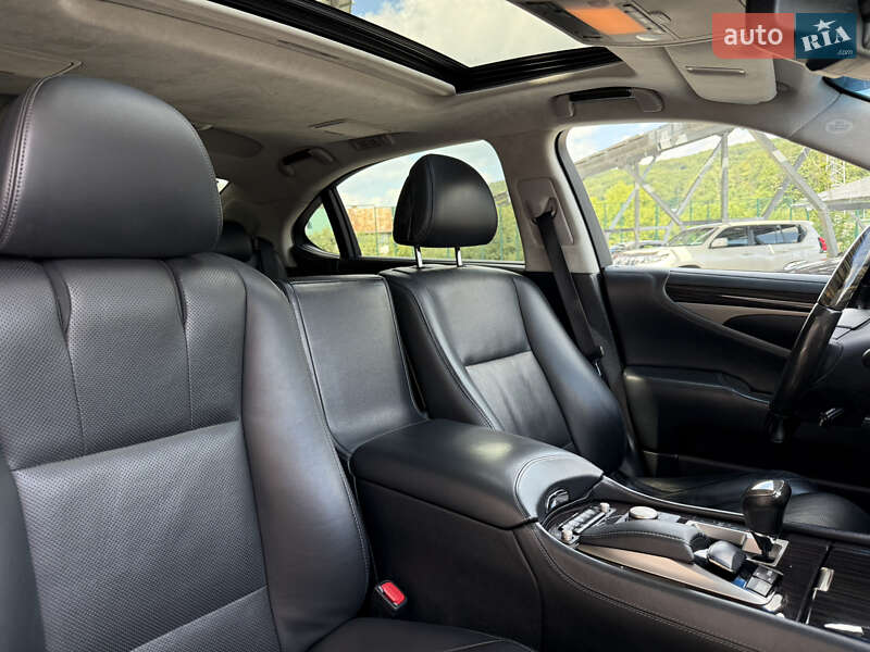 Седан Lexus LS 2013 в Львове