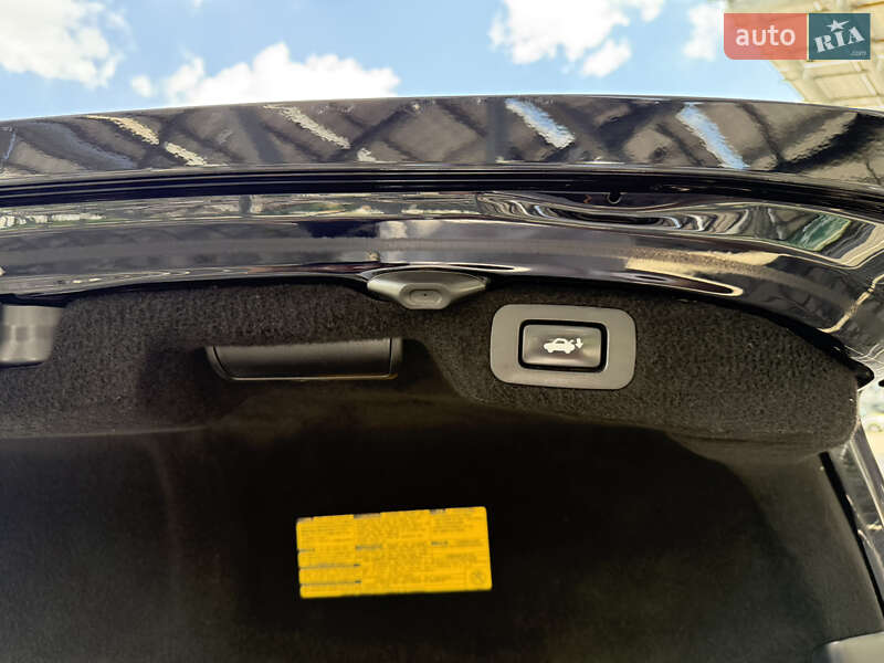 Седан Lexus LS 2013 в Львове