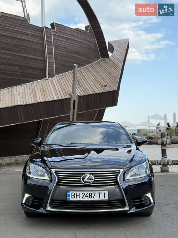 Седан Lexus LS 2013 в 